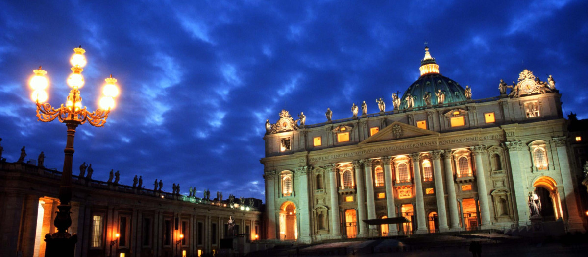 Bajo la columnata de Bernini de San Pedro del Vaticano se refugian cada noche decenas de personas sin techo