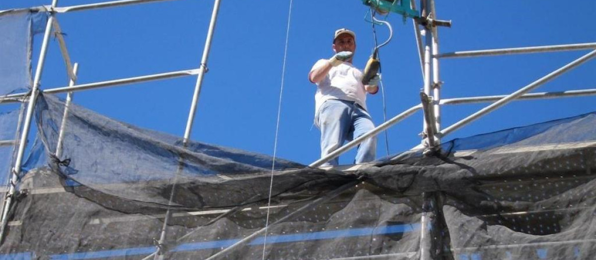 Obrero de la construcción en altura