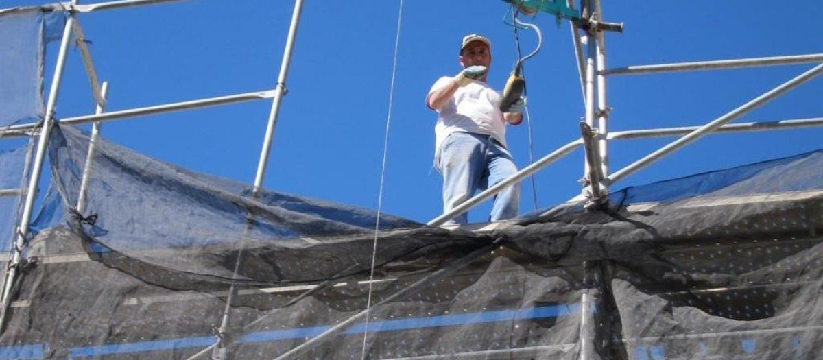 Obrero de la construcción en altura