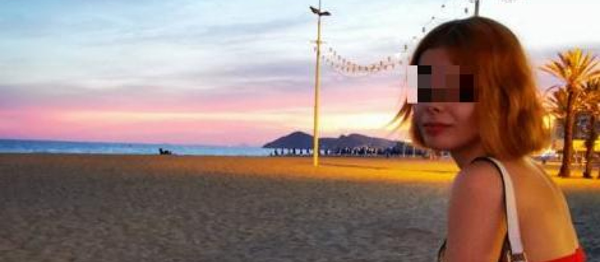 Milena posa en una foto en la playa