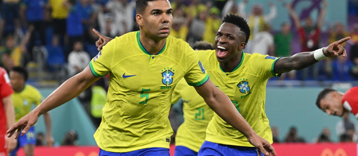 Casemiro celebra su gol ante Suiza junto a Vinicius