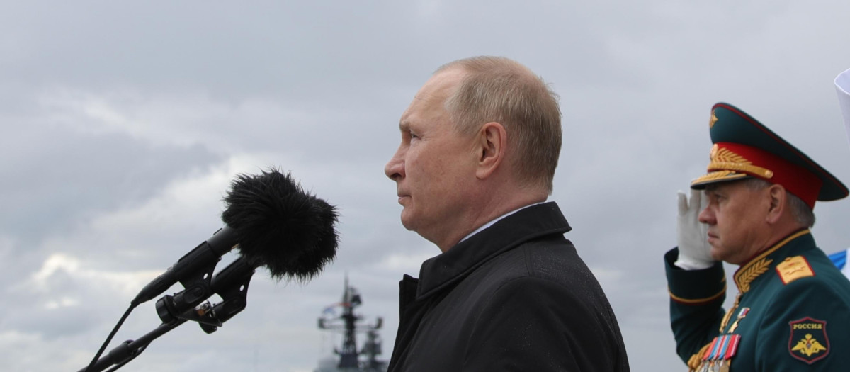 Vladimir Putin junto con su ministro de defensa Sergei Shoigu en el golfo de Finlandia