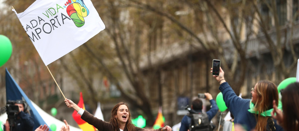 Una joven agita una bandera en una marcha por la vida celebrada en Madrid en marzo de 2021