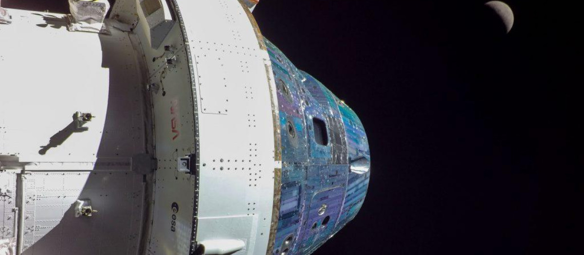La nave Orion, con la Luna de fondo, durante el noveno día de viaje espacial