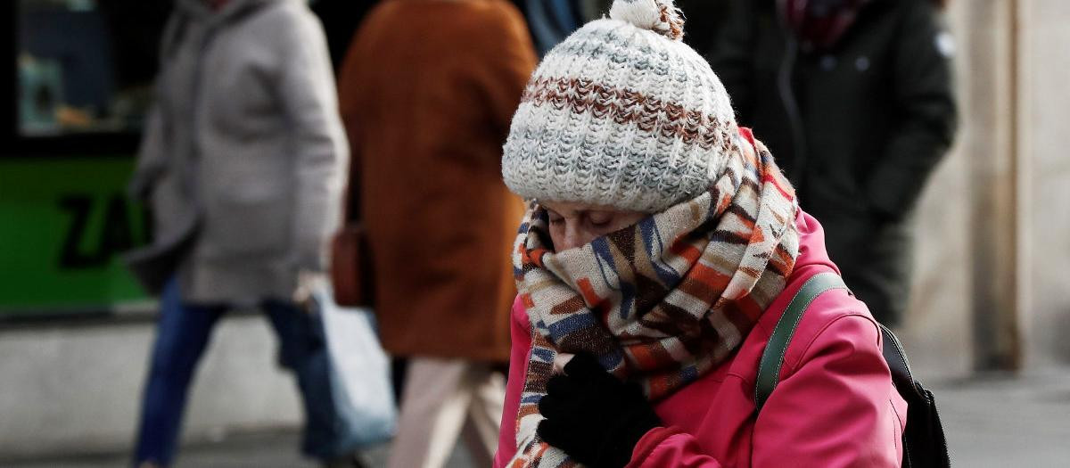 Una mujer se protege del frío