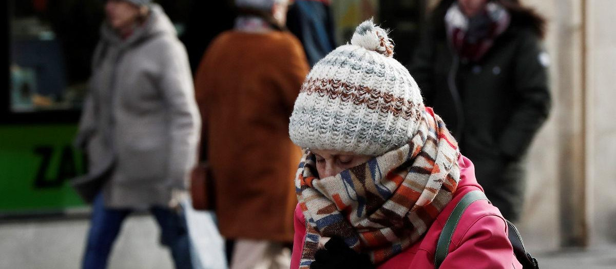 Una mujer se protege del frío