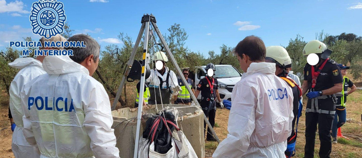 Pozo donde fue localizado el cadáver

Agentes de la Policía Nacional han detenido a cinco personas como presuntos autores de la muerte de un hombre que desapareció el pasado mes de junio en la localidad sevillana de Coria del Río y cuya desaparición fue declarada como inquietante. La investigación se ha desarrollado en dos fases, deteniendo inicialmente en las provincias de Sevilla y Badajoz a tres personas relacionadas con los hechos y a otras dos en Países Bajos con la colaboración de la red ENFAST de localización de fugitivos.

POLITICA 
POLICÍA NACIONAL