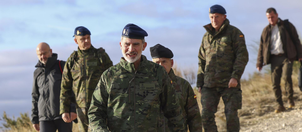 El Rey Felipe VI asiste al ejercicio de evaluación que está desarrollando en el Centro Nacional de Adiestramiento "San Gregorio" de Zaragoza, el personal de la XII rotación de la operación "Enhanced Force Presence" (eFP) que próximamente desplegará en Letonia, este martes. EFE/ Toni Galan