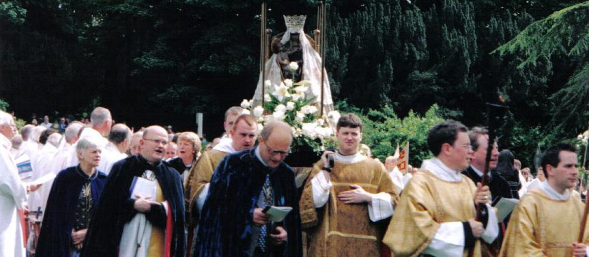 Anglocatólicos en procesión de la Virgen de Walsingham, de la Cofradía Nacional Anglicana de Walsingham.