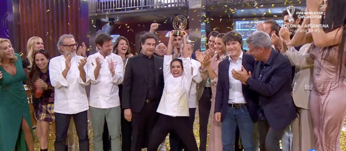 Lorena levanta el triunfo que la acredita como ganadora de 'MasterChef Celebrity'