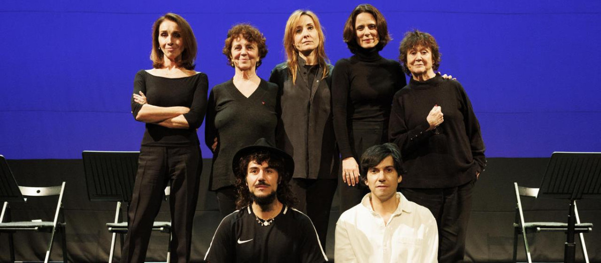 Las actrices Ana Belén, Gloria Muñoz, Nathalie Poza, Aitana Sánchez-Gijón y Julieta Serrano posan junto con el autor Paco Bezerra (abajo y el director Matías Umpierrez momentos antes de comenzar la lectura dramatizada de la obra de teatro "Muero porque no Muero. La vida doble de Teresa", de Paco Bezerra en la Sala Berlanga de Madrid, este martes, tras retirarse de la programación de Teatros de Canal. EFE/Sergio Pérez