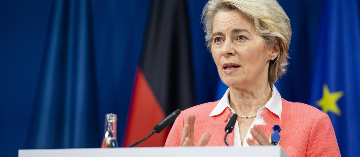Ursula von der Leyen (l), President of the European Commission, at the International Expert Conference on the Reconstruction of Ukraine at a press conferenc on 25 October 2022, Berlin:
