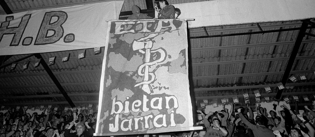 Despliegan una bandera de ETA en un mitin de Herri Batasuna en Baracaldo en 1982