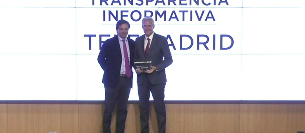 Víctor Arribas recoge el premio a la Transparencia Informativa