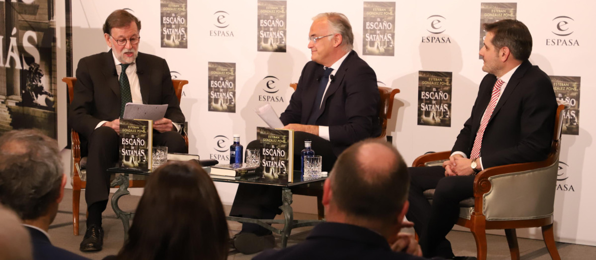 Mariano Rajoy en la presentación de la segunda novela del eurodiputado del PP Esteban González Pons