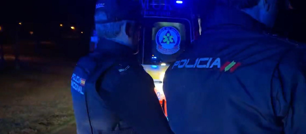 Agentes de la Policía Nacional, junto a una ambulancia de Samur, en el parque Emperatriz María de Austria, en Carabanchel (Madrid)