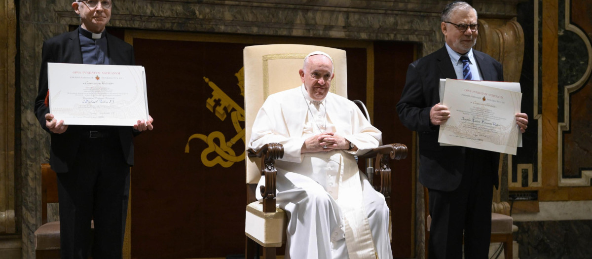 El Papa Francisco, junto a los dos galardonados con el Premio Ratzinger 2022