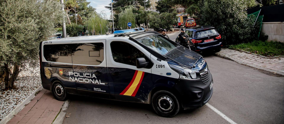 Un furgón de la Policía Nacional, en la embajada de EE.UU.