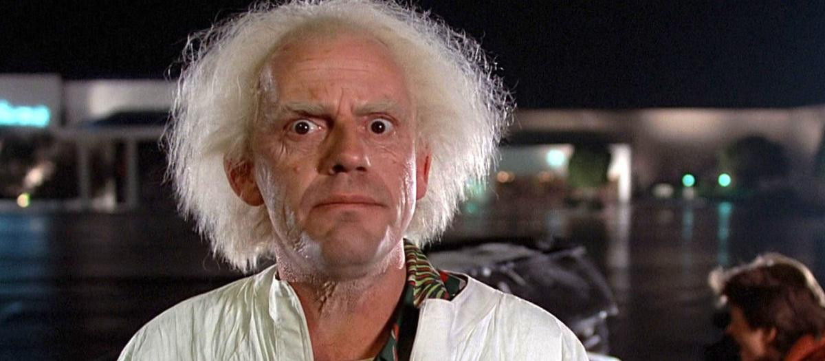 El actor Christopher Lloyd como el doctor Emmet Brown en una escena de Regreso al Futuro