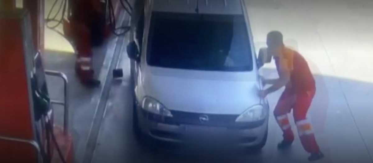 Dos operarios tratan de impedir que un conductor se vaya sin pagar el combustible