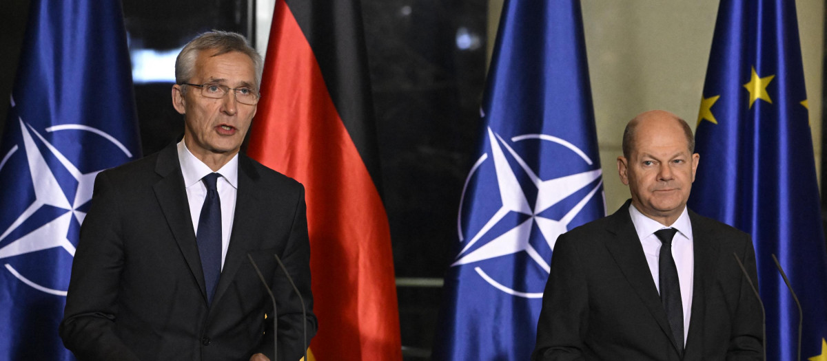 El canciller alemán Olaf Scholz (D) en conferencia de prensa con Jens Stoltenberg