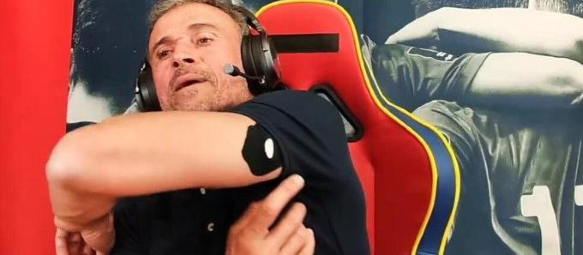 Luis Enrique muestra el parche para medir la glucosa