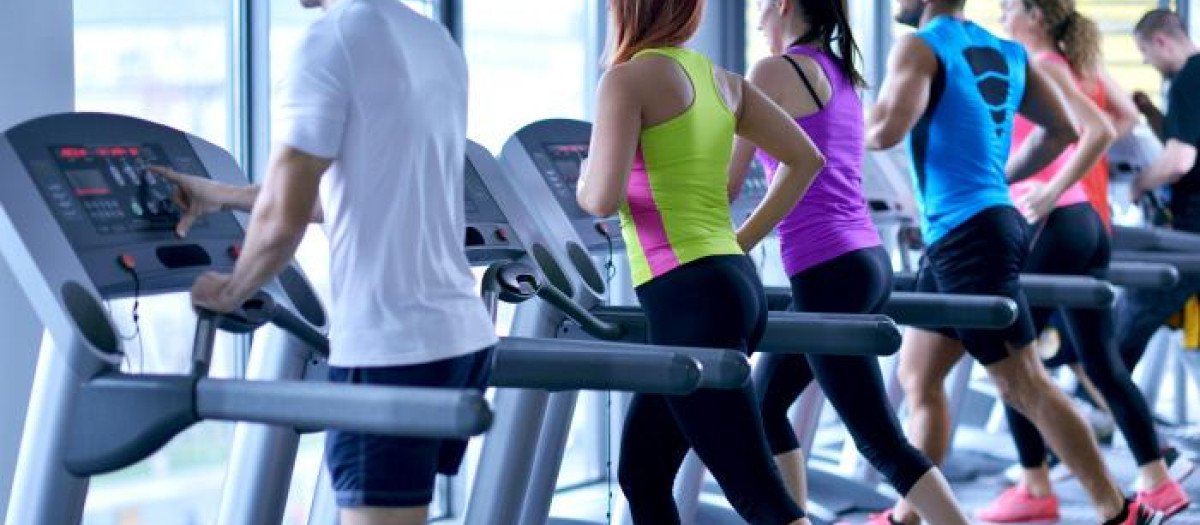 Caminar hacia atrás tiene una sorprendente beneficios