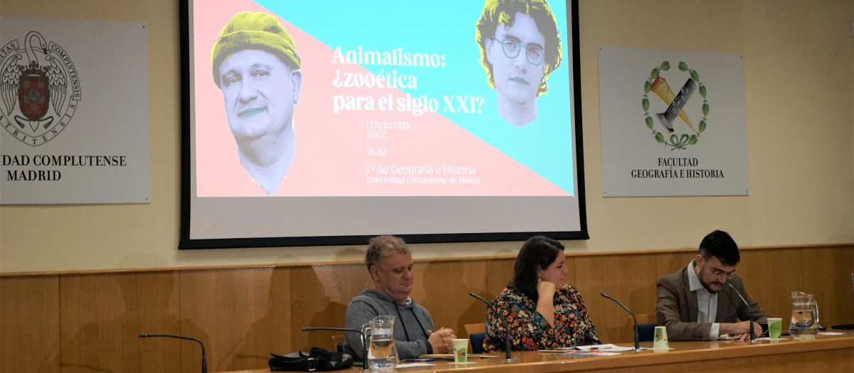 Los ponentes de Bailando con Gigantes, los filósofos Miguel Ángel Quintana Paz y Ernestro Castro, en el coloquio moderado por la responsable de Cultura de El Debate, María Serrano