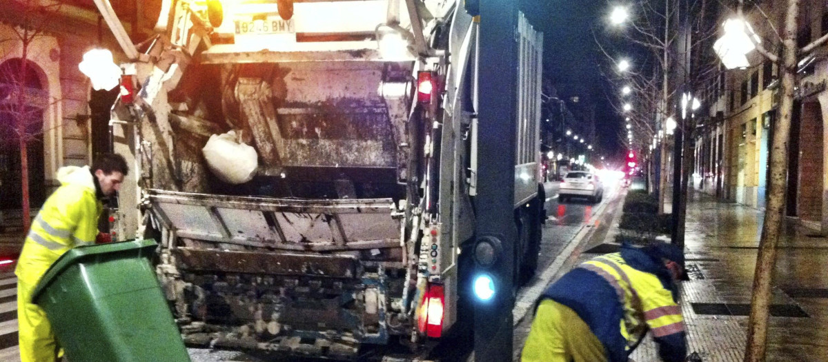 Dos trabajadores recogiendo la basura en una imagen de archivo