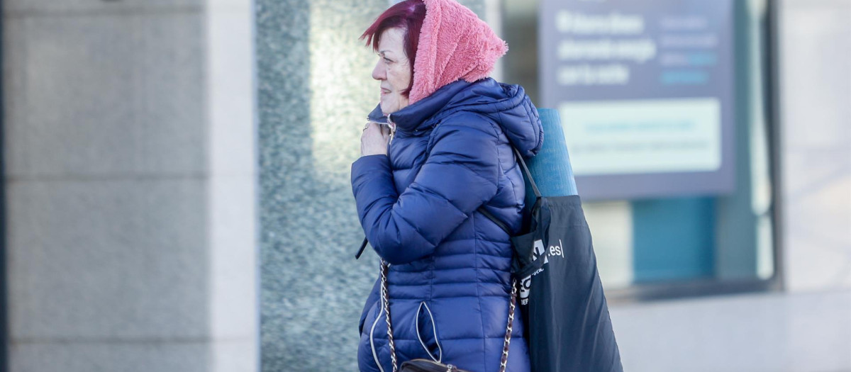 Una mujer pasea abrigada, a 1 de diciembre de 2022, en Madrid