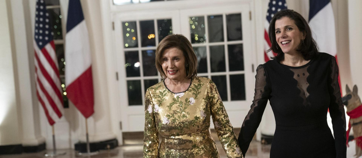 La presidenta de la Cámara de Representantes, Nancy Pelosi, y su hija Alexandra llegan a la Cena de Estado en honor del presidente Emmanuel Macron y su esposa Brigitte Macron