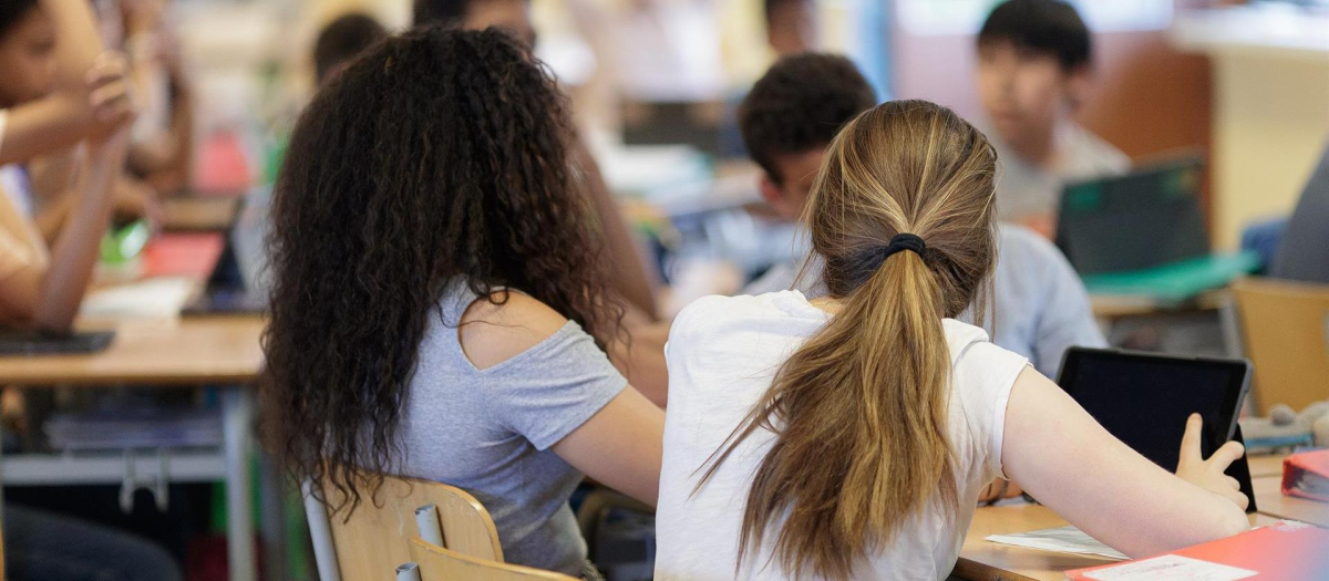 Dos jóvenes estudiantes en una aula