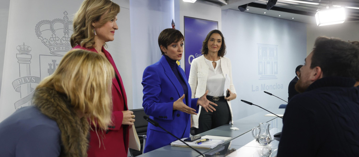 La portavoz del Gobierno, Isabel Rodríguez, en el centro
