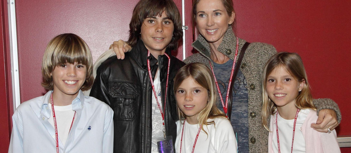 Miranda Rijnsburger with sons Rodrigo and Miguel and twin daughters Victoria and Cristina Iglesias attend 'Eurphoria Tour'
02/10/11