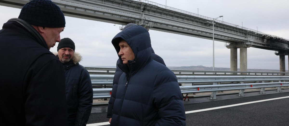 Kerch Strait (Ukraine), 05/12/2022.- Russian President Vladimir Putin (R) and Russian Deputy Prime Minister Marat Khusnullin (L) visit the Kerch Strait Bridge, also known as Krymsky (Crimean) Bridge, Crimea, 05 December 2022. The motorway of the Crimean Bridge was repaired after it was damaged by the terrorist attack in October 2022 and opened to traffic on 05 December 2022. (Atentado, Terrorista, Abierto, Rusia, Ucrania) EFE/EPA/MIKHAIL METZEL / KREMLIN POOL / SPUTNIK / POOL MANDATORY CREDIT