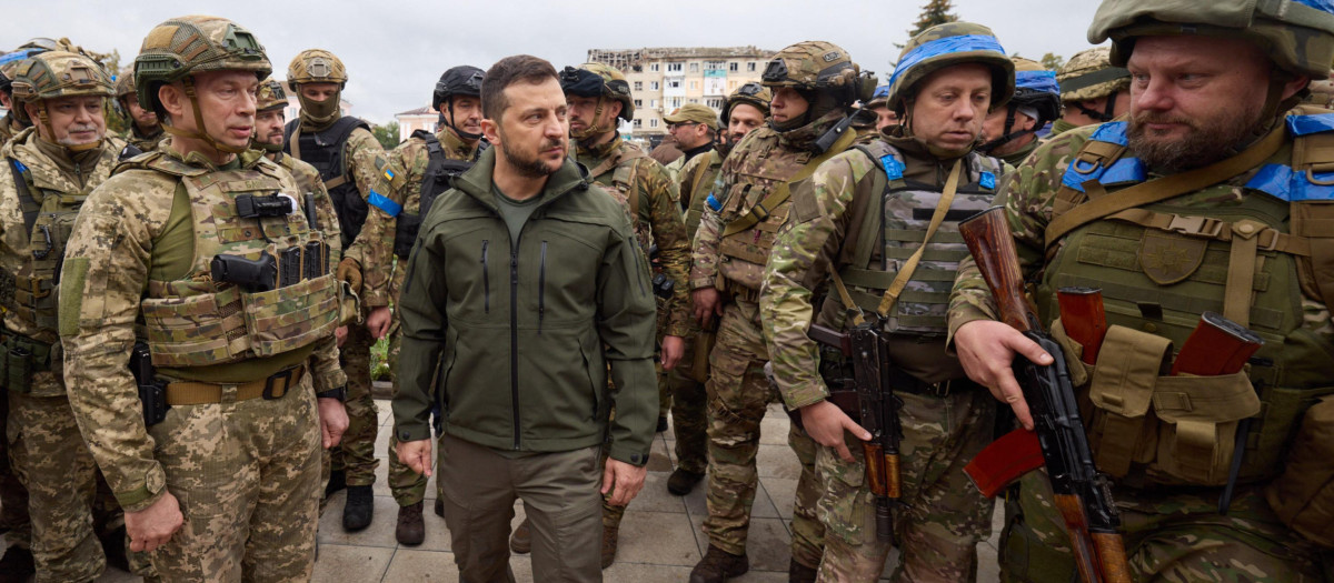 Volodimir Zelenski, presidente de Ucrania celebró el Día de las Fuerzas Armadas