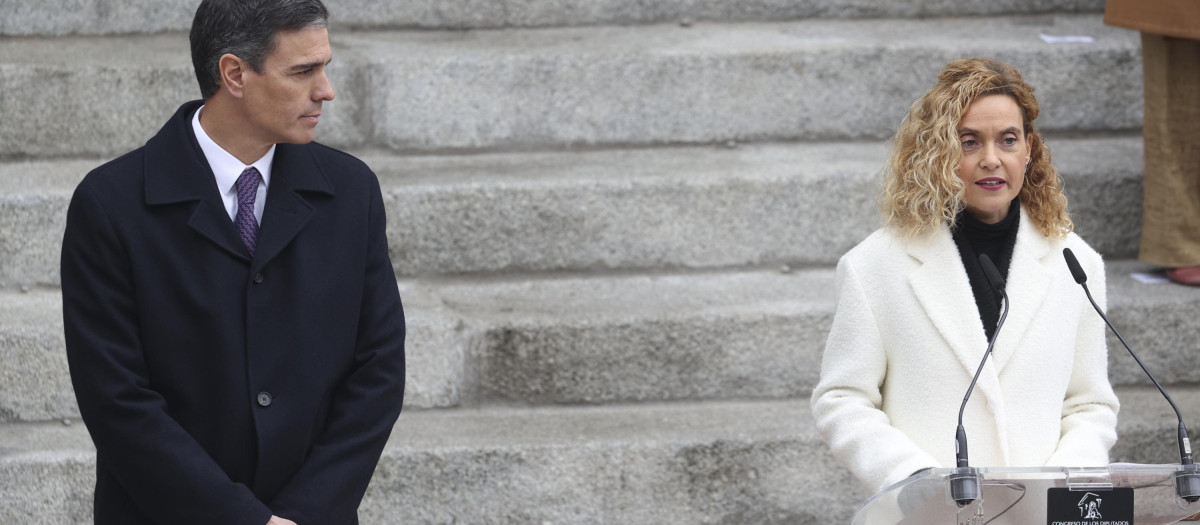 Pedro Sánchez y Meritxell Batet durante el acto institucional