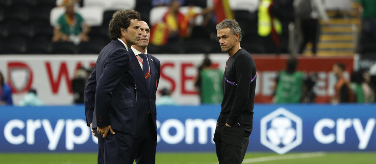 El seleccionador de España Luis Enrique (d) habla con el Luis Manuel Rubiales (c) y José Francisco Molina