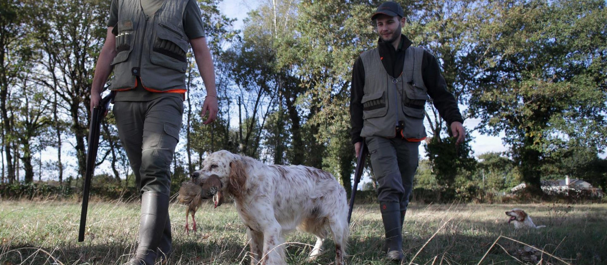 Imagen de archivo de dos cazadores pertenecientes al Coto de Cela