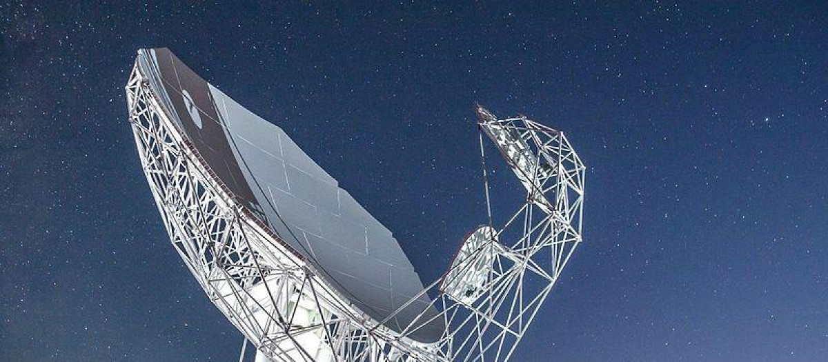 Uno de los platos que componen el radiotelescopio MeerKAT, en Sudáfrica