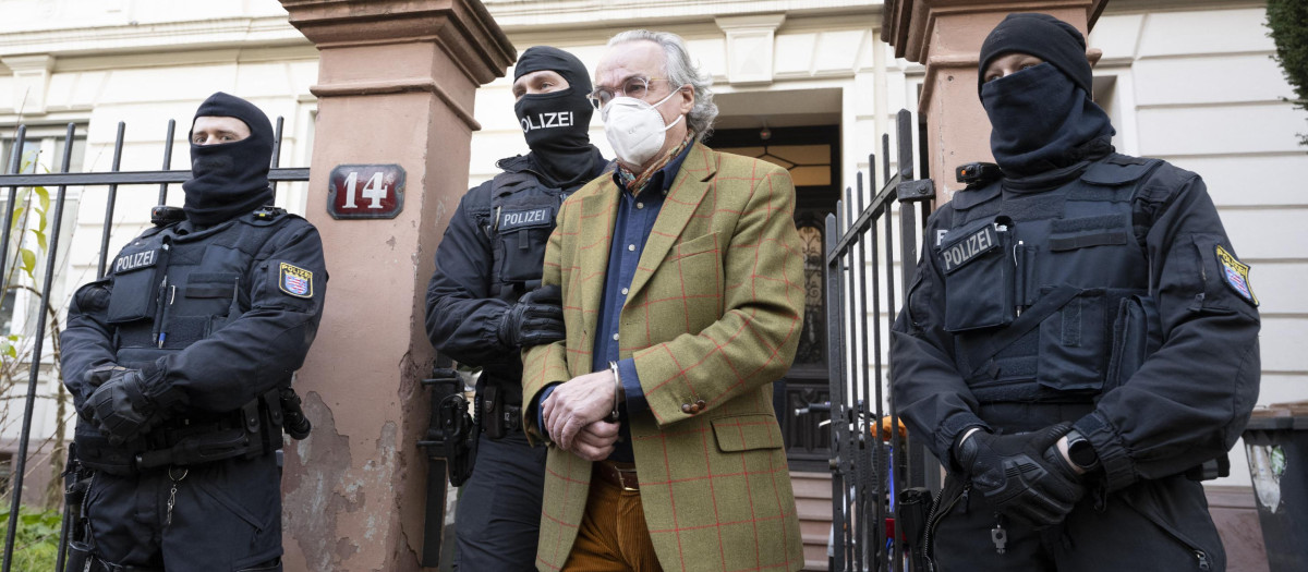 Las fuerzas policiales especiales alemanas detienen a Heinrich XIII Prinz Reuss quien sería parte del intento de Golpe de Estado en Alemania