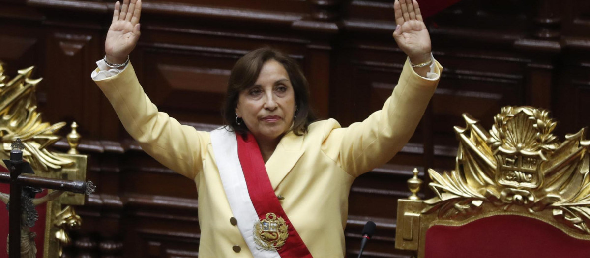 AME8584. LIMA (PERÚ), 07/12/2022.- La abogada Dina Boluarte saluda tras ser juramentada como nueva presidenta del Perú hoy, en la sede del Congreso en Lima (Perú). La abogada izquierdista Dina Boluarte juró este miércoles ante el pleno del Congreso como la primera presidenta de la historia de Perú, tras la destitución por el Parlamento de Pedro Castillo, acusado de dar un golpe de Estado. EFE/ Paolo Aguilar