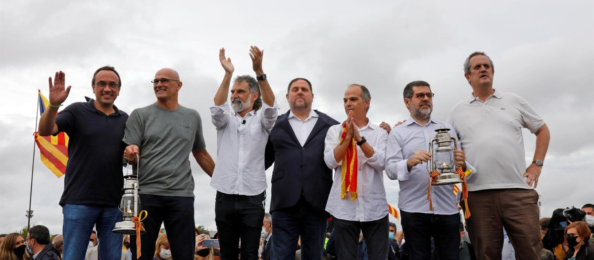 Los presos independentistas saludan a los simpatizantes que se han congregado a las puertas del centro Penitenciario de Lledoners