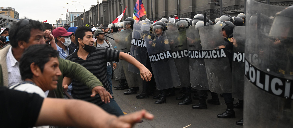 Protestas en Perú tras la detención del expresidente Pedro Castillo