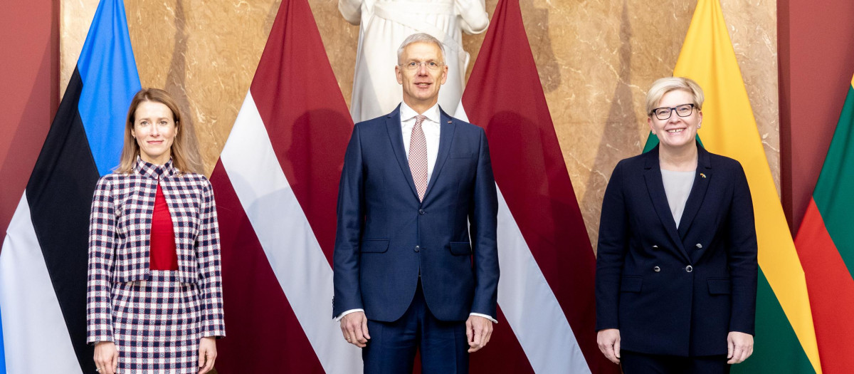 El primer ministro letón, Krišjānis Kariņš; la de Estonia, Kaja Kallas (Iz), y la de Lituania, Ingrida Simonyte (D)