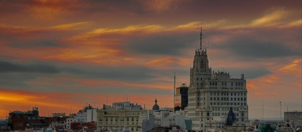Visión del edificio de Telefónica en una vista urbana de Madrid
