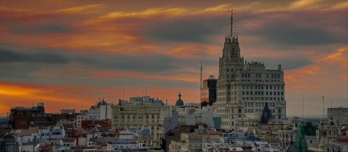 Visión del edificio de Telefónica en una vista urbana de Madrid