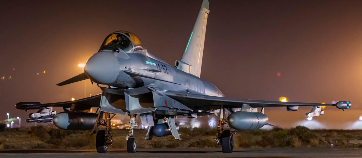 Un Eurofighter aterriza después de una operación aérea junto a los F-18 en la base militar de Gando