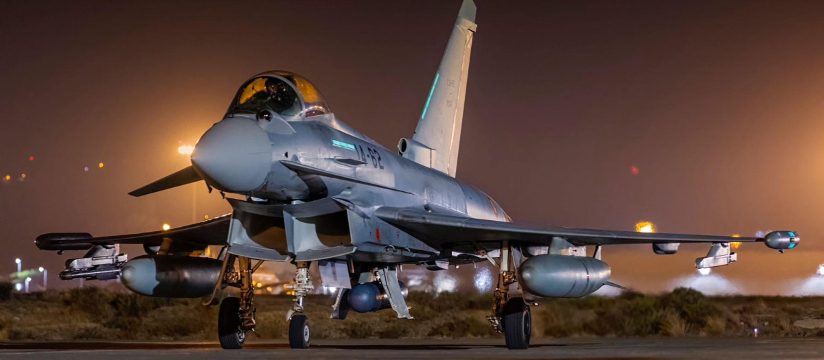 Un Eurofighter aterriza después de una operación aérea junto a los F-18 en la base militar de Gando