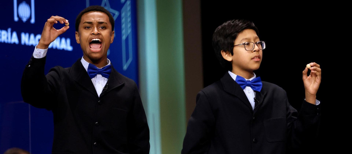 Una niña del Colegio de San Ildefonso canta un quinto premio del sorteo de la Lotería de Navidad